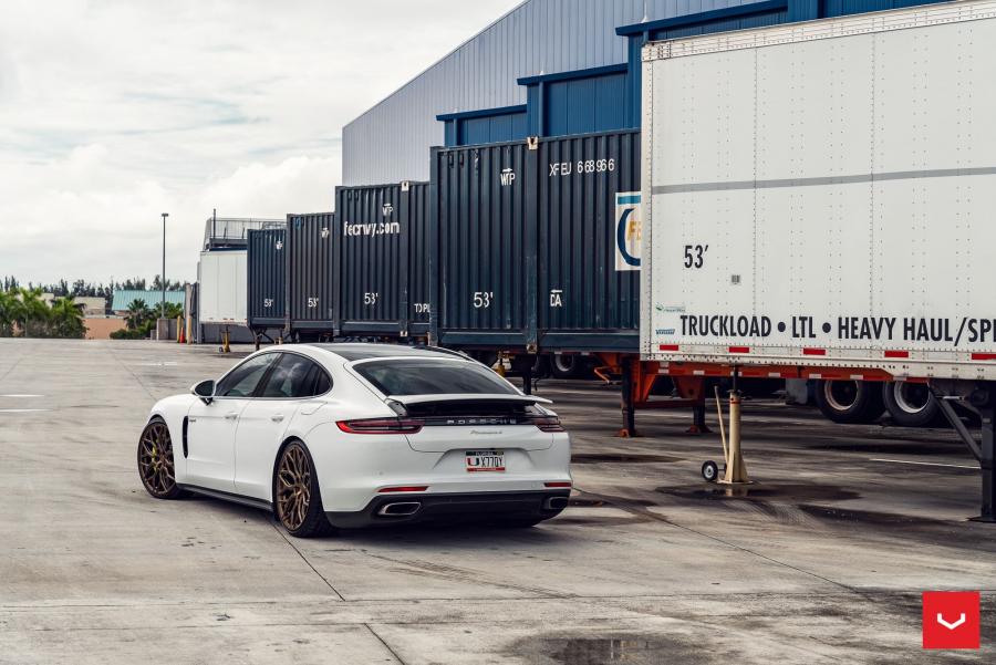  Porsche Panamera 4 on Vossen Wheels 2019 года  (фото 14 из 17)